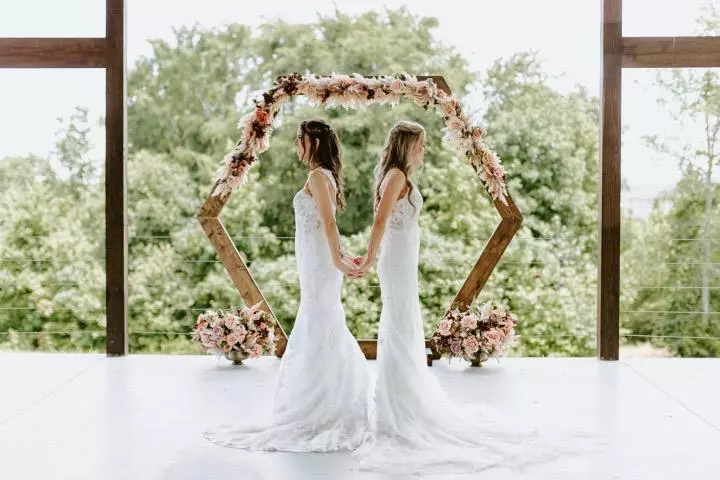 Erin și McKenzie Ball au purtat același model de rochie de mireasă la nunta lor