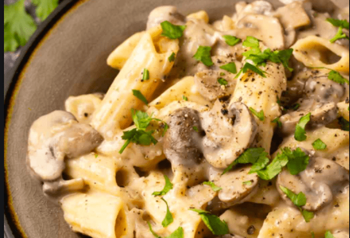 Tagliatelle cu creveți, ciuperci și sos rosé cremos