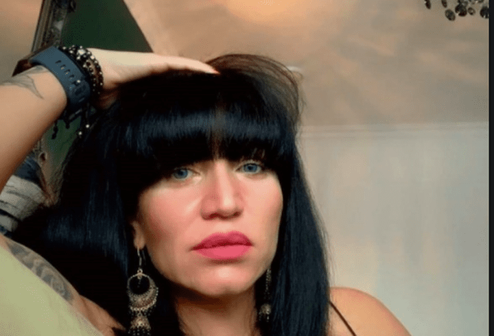 O mai ții minte pe Adina, fetița de la Glina, care trăiește lângă groapa de gunoi? La 14 ani, a ajuns model internațional și va prezenta moda la New York