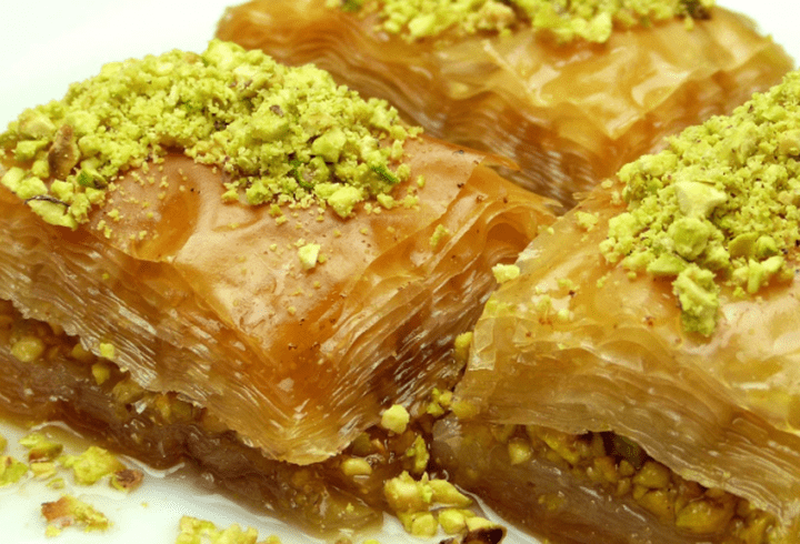 Pizza de casă cu blat pufos. Rețetă simplă și gustoasă