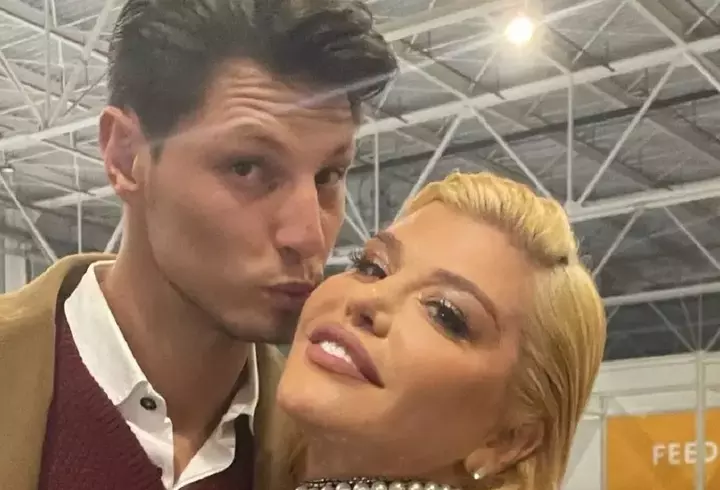 Anamaria Prodan s-a pozat în dormitor, într-un costum de baie minuscul