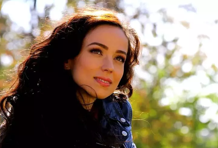 Adela Popescu are COVID-19 a doua oară: „Îmi curge nasul și gâtul mă doare”. Cine o înlocuiește la Vorbește Lumea