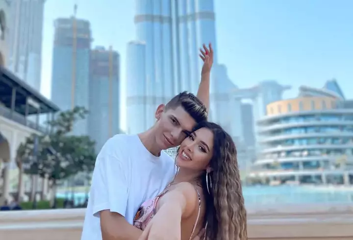 Ce poze are Dani Oțil în telefon: "Nu mi-ar fi frică să iasă în spațiul public"