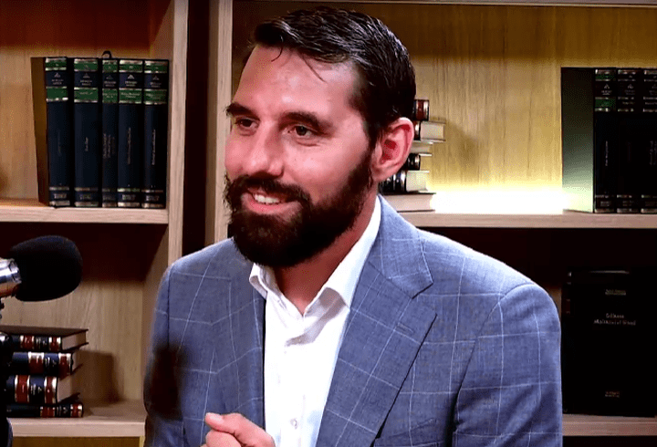 Ce obiecte a ales fiul lui Dani Oțil și al Gabrielei Prisăcariu de pe tavă, la tăierea moțului