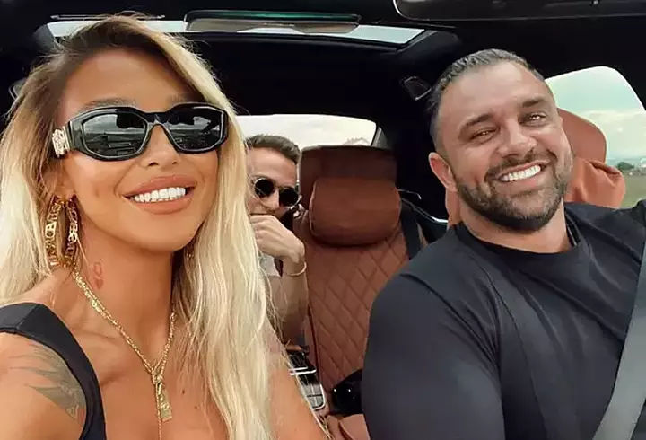 Oana Roman, ședință foto de Crăciun alături de Marius Elisei și fiica lor: "Este al 9-lea an împreună"