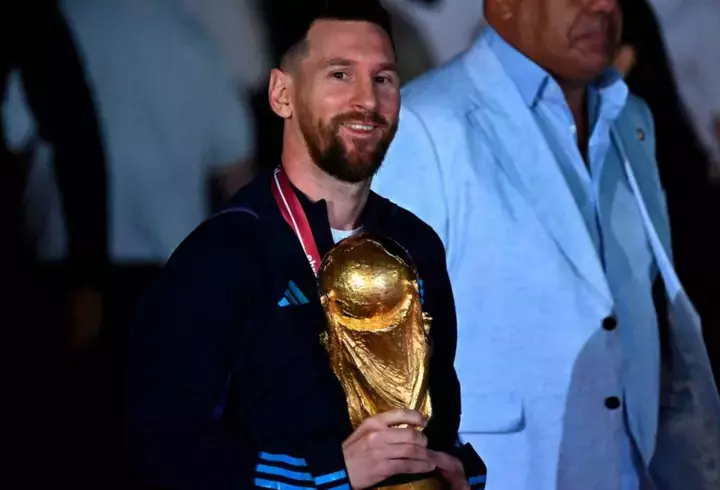 lionel-messi-a-adus-cupa-mondiala-in-argentina-copy