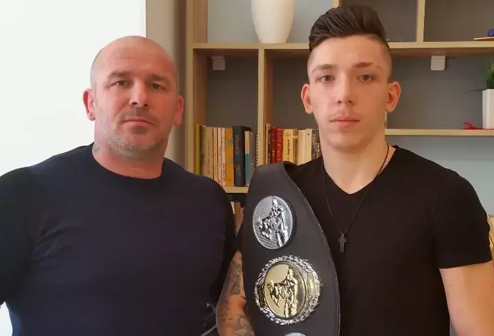 Mihai Zmărăndescu a fost amenințat cu maceta, de un bărbat. Fiul lui Cătălin Zmărăndescu l-a imobilizat pe individ, până la sosirea Poliției: „Copilul, soția și restul familiei au fost în mare pericol. Era agresiv și…”