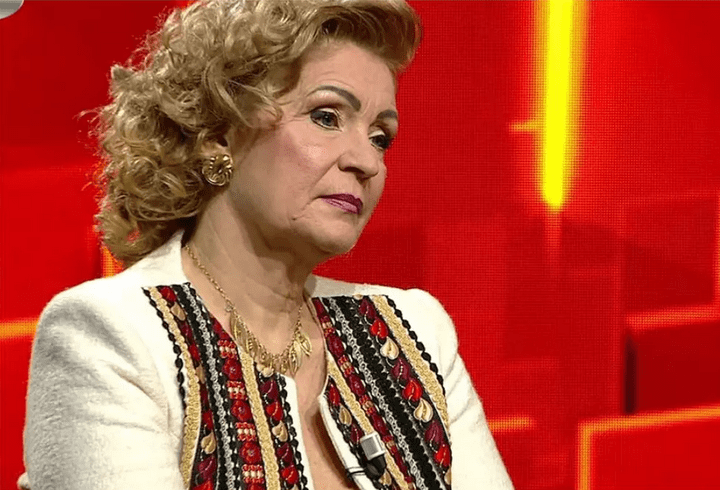 Cum arată casa de la țară a lui Puya. Este din lut și cu numeroase motive tradiționale: ”Lumea ar veni cu un buldozer și ar lua tot să ducă la gunoi”