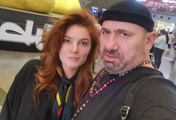 Puya își renovează casa de la țară cu ajutorul muncitorilor nepalezi. Artistul îi cinstește cu grătar și le pune muzică după ce termină treaba