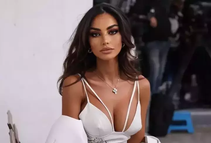 Cum se descurcă Mădălina Ghenea ca mamă singură: „Eu sunt și mamă, și tată. Mi-am dorit-o foarte mult”. Charlotte, fiica ei și a lui Matei Stratan, a împlinit 7 ani