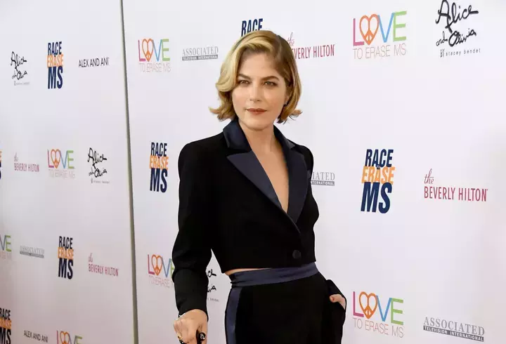 selma-blair-scleroza-multipla-ok-scaled-1