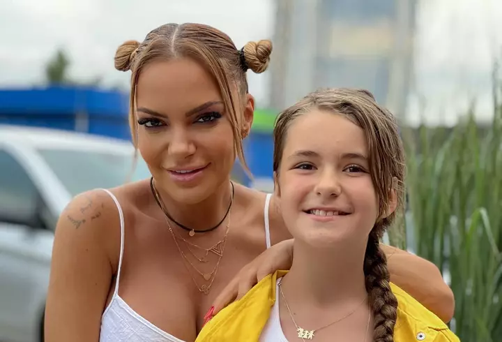 Cât costă rochia roz purtată de Andreea Antonescu la botezul fiicei sale. A avut două ținute superbe