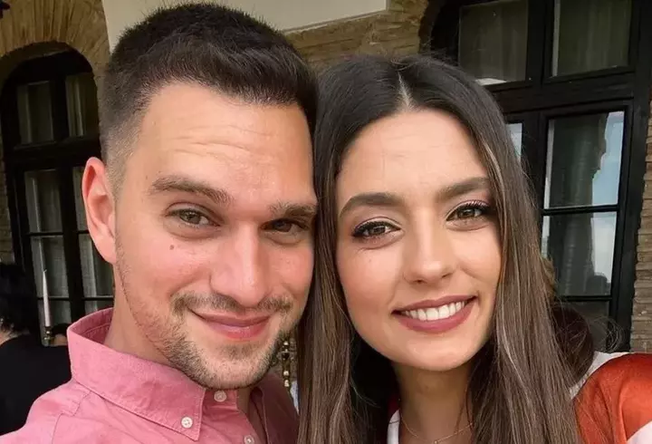 Ce rochie va purta Ioana Ginghină la cununia civilă, din toamnă: „Am văzut-o pe Adela Popescu la nunta lui Smiley și mi-a plăcut. Ar merge și la mine, dar pe alb”