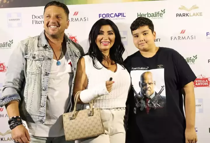 Cleopatra Stratan și Edward Sanda, prima apariție la un eveniment monden, după America Express. Amândoi au venit îmbrăcați în costum la VIVA! Influencers Party 2023