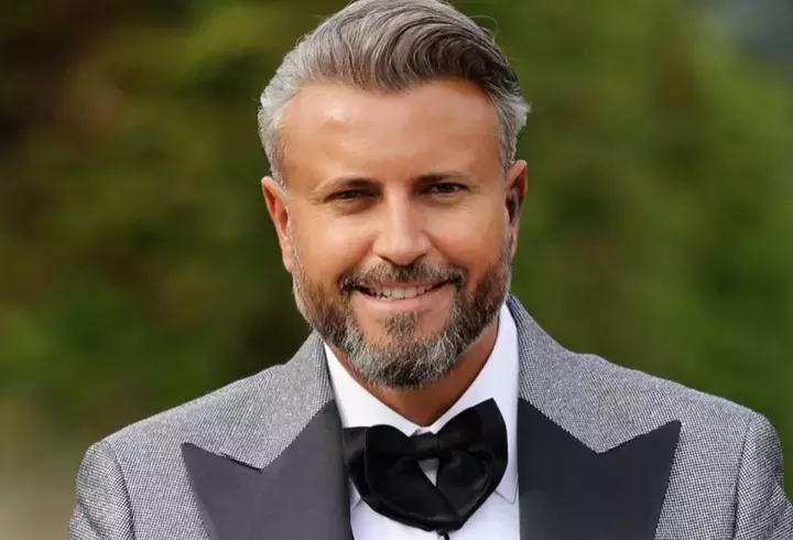 catalin-botezatu-a-mancat-mici-cu-foita-de-aur-la-cluj-napoca