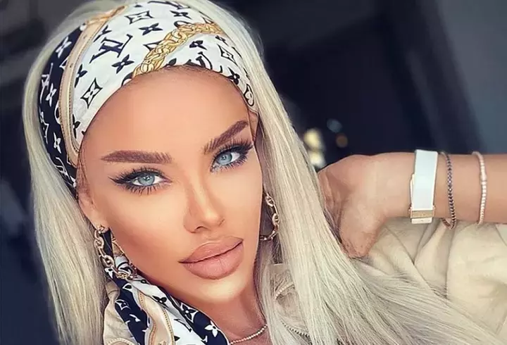 Bianca Drăgușanu, cu sânii la vedere într-o bluză transparentă și mulată. Vedeta a dezvăluit ultimele operații estetice pe care și le-a făcut