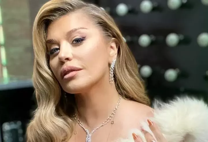 Loredana Groza, adevărul despre cât a câștigat din vânzarea celor 1,5 milioane de albume „Bună seara, iubite!”: „Salariul mamei mele de învățătoare”