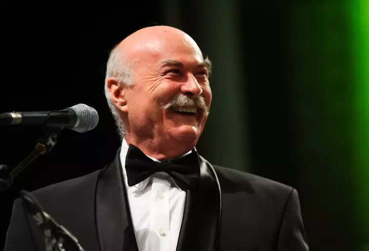 Cum arată fiicele lui Pavel Bartoș. Actorul s-a fotografiat în mijlocul familiei, după operația de menisc: „Mă recuperez total și inevitabil”