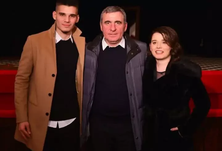 Ianis Hagi, susținut din tribune de familie, la meciul România – Moldova.  Cum au fost surprinse soția și sora lui: Kira a fost în culmea emoțiilor la golul fratelui ei