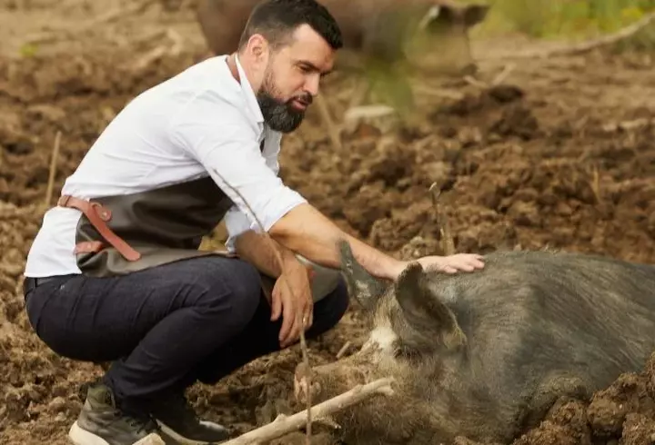 Cum s-a îmbrăcat Carmen Iohannis la slujba de Înviere şi în prima zi de Paşte Catolic. Ce a atras atenția la ținutele ei