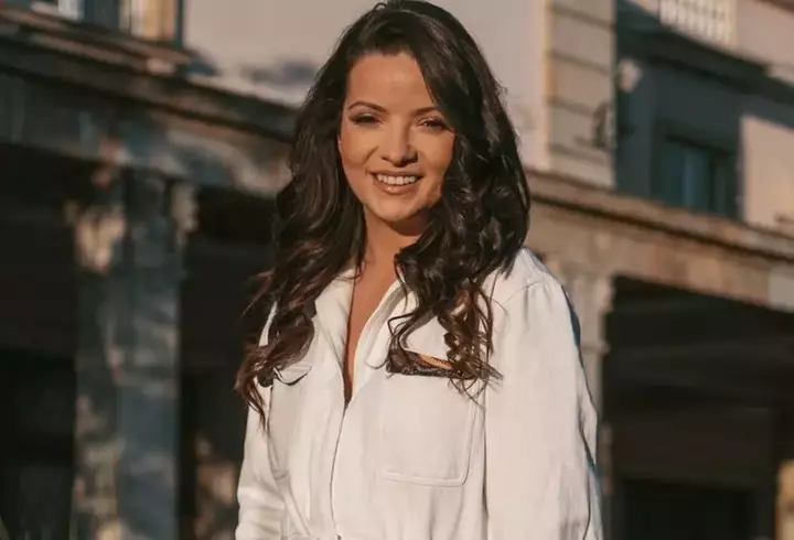 Jador și Oana Ciocan s-au afisașt în Dubai ca și cum s-au fi căsătorit civil. Fanii le-au urat "Casă de piatră!" și i-au felicitat că vor fi părinți. Reacția manelistului