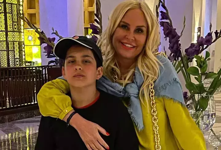 Loredana a dansat pe masă la podcastul lui Mihai Bobonete, după ce a răspuns unei provocări: "Am promis, asta e. Ce nu fac pentru bani?"