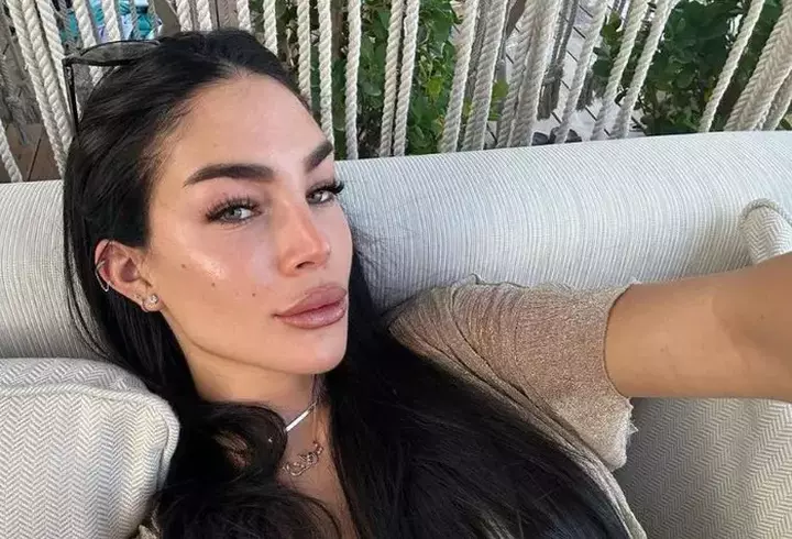 Ilona Brezoianu s-a căsătorit religios cu soțul ei, Andrei. Au avut un tort spectaculos, decor cu lămâi, iar actrița a purtat o rochie de mireasă deosebită