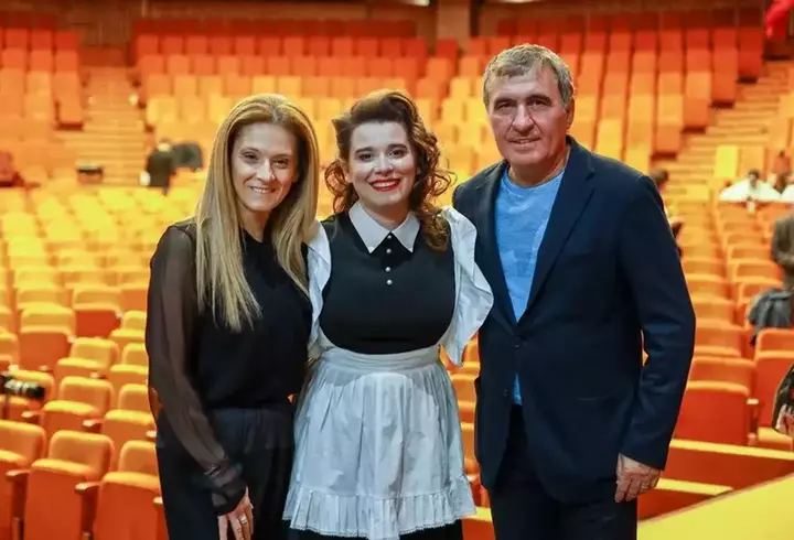 Ianis Hagi, susținut din tribune de familie, la meciul România – Moldova.  Cum au fost surprinse soția și sora lui: Kira a fost în culmea emoțiilor la golul fratelui ei