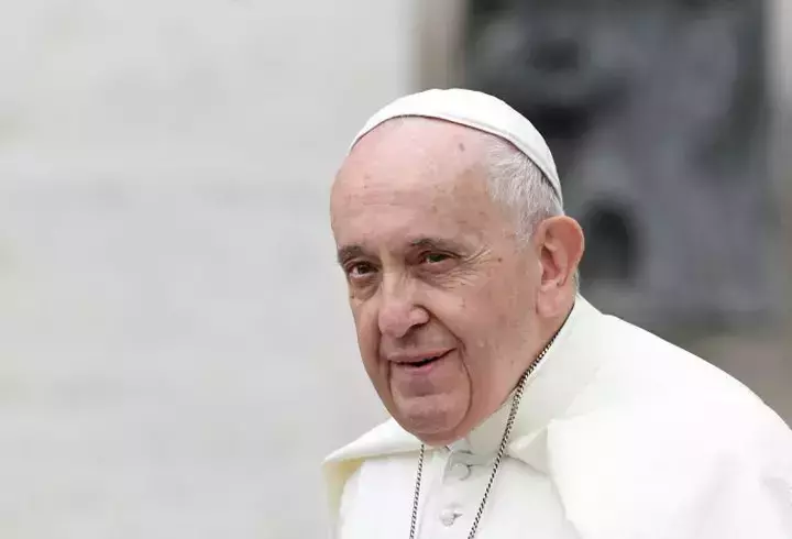 Papa-Francisc-intro-1