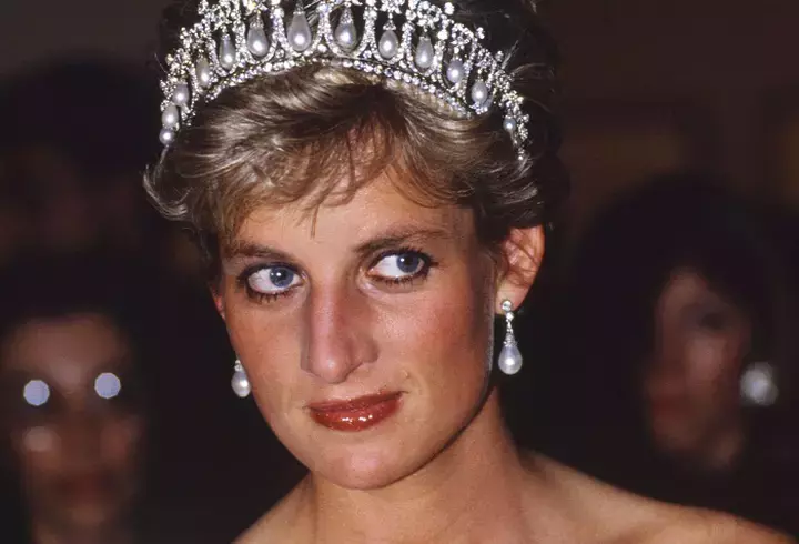 Printesa-Diana-poarta-tiara