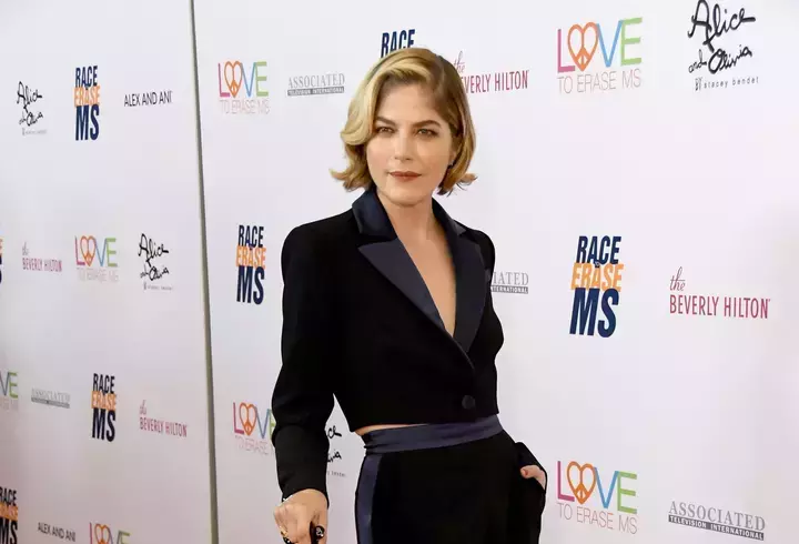 selma-blair-scleroza-multipla-ok-scaled-1