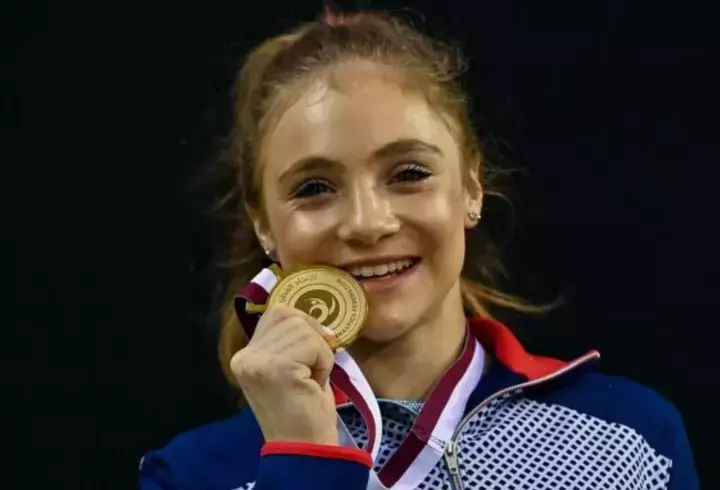 cine-e-sabrina-voinea-gimnasta-de-15-ani-care-a-castigat-doua-medalii-de-aur-la-doha