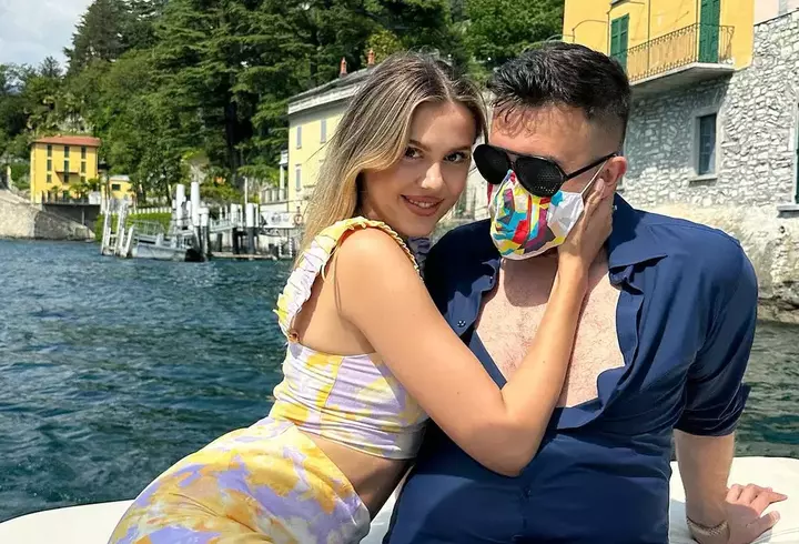 Theo Rose și Anghel Damian își stabilesc în calendar responsabilitățile de părinți. Ce obicei respectă regizorul de când s-a născut Sasha: „Ne împărțim. Sunt foarte implicat!”