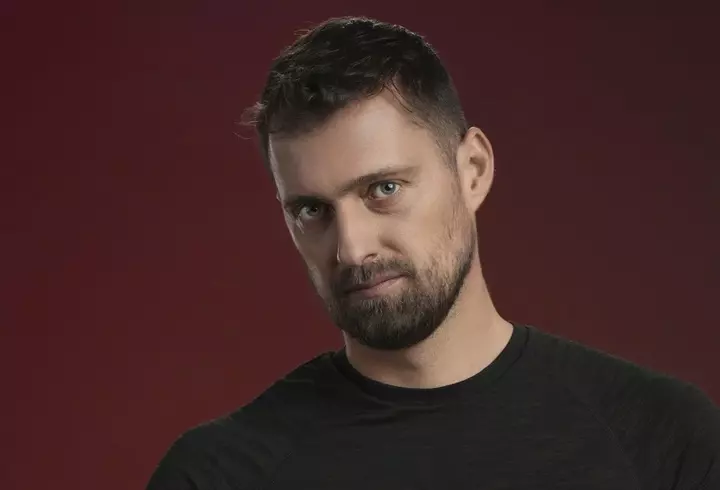 Ce au făcut Mioara și Petre Roman la nunta Oanei Roman, în biserică. Tatăl ei a venit cu Silvia Chifiriuc, dar a făcut un gest neașteptat: „Erau în spatele meu, nu mă așteptam. Credeam că vor păstra distanța”
