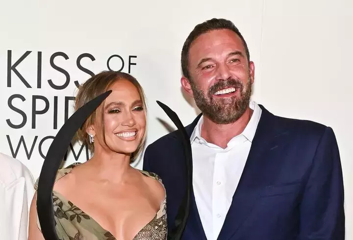jennifer-lopez-ben-affleck-6-bun