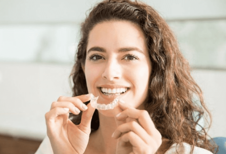 SPF 50 spray: Soluția pentru reaplicarea SPF peste machiaj?