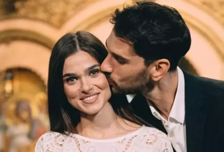 Povestea de dragoste dintre Theo Rose și Alex Leonte. Au fost împreună cinci ani, au locuit în aceeași casă și s-au despărțit în anul 2022, când artista a început o relație cu Anghel Damian