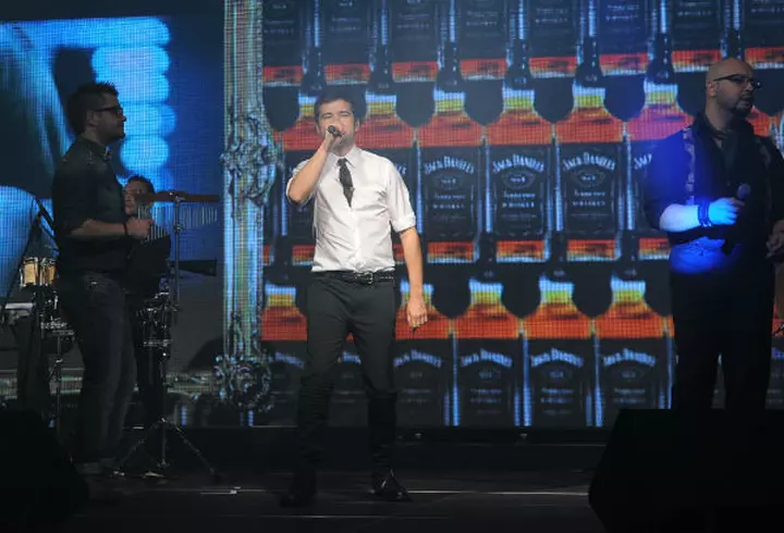 Andreea Marin Banica, intr-o rochie neagra la un eveniment roz