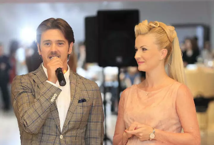 Andreea Marin Banica, intr-o rochie neagra la un eveniment roz