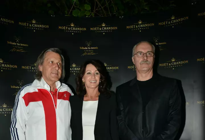 Andreea Marin Banica, intr-o rochie neagra la un eveniment roz