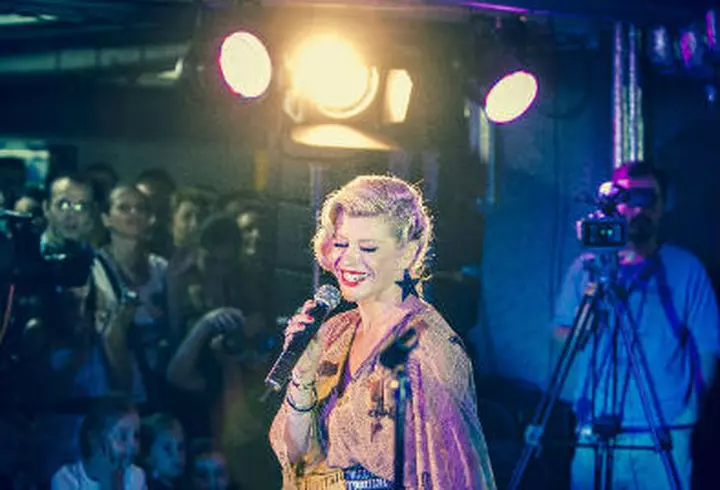 Dana Rogoz, chic intr-o tinuta casual 