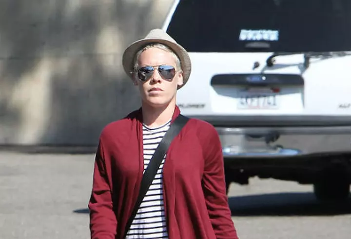 Cum sa te imbraci simplu si stilat ca Victoria Beckham