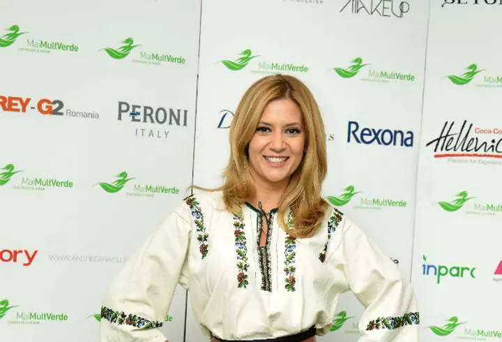 Cosmina Pasarin, Aylin Cadir si Sanziana Negru, la plimbare cu bicicleta