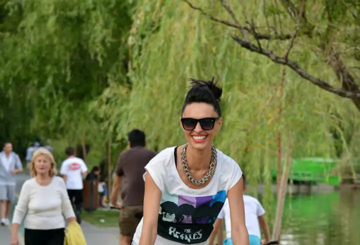 Ce spune Cosmina Păsărin despre nunta cu DJ Alex Gully, după aproape trei ani de relație: „Ne înțelegem foarte bine, relația merge bine și ne dorim să continuăm în ritmul acesta”