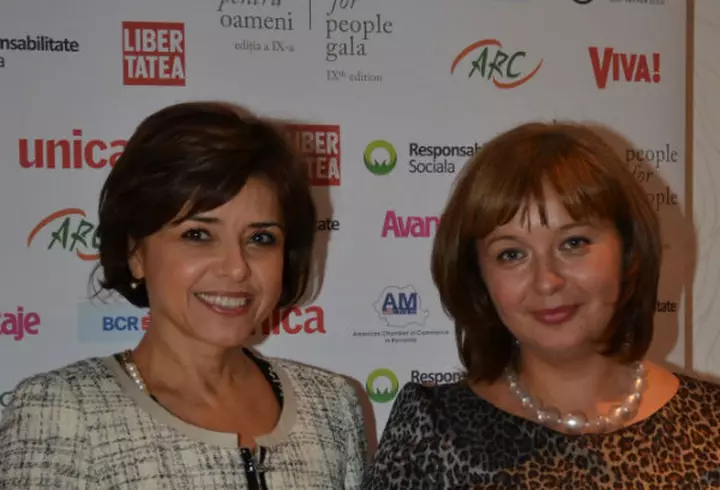 [FOTO] Vedete la o petrecere in alb, negru si mov