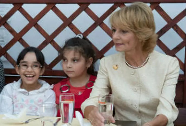 Andreea Marin Banica, intr-o rochie neagra la un eveniment roz