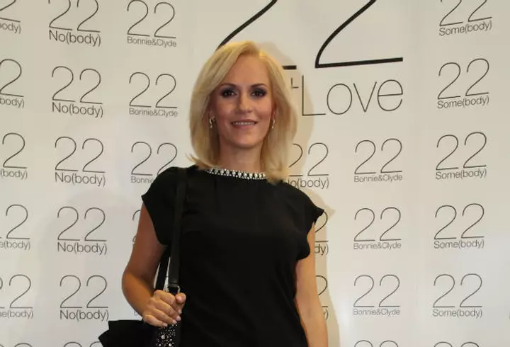 E considerată cea mai frumoasă româncă, dar uite cum arăta înainte! O recunoști?