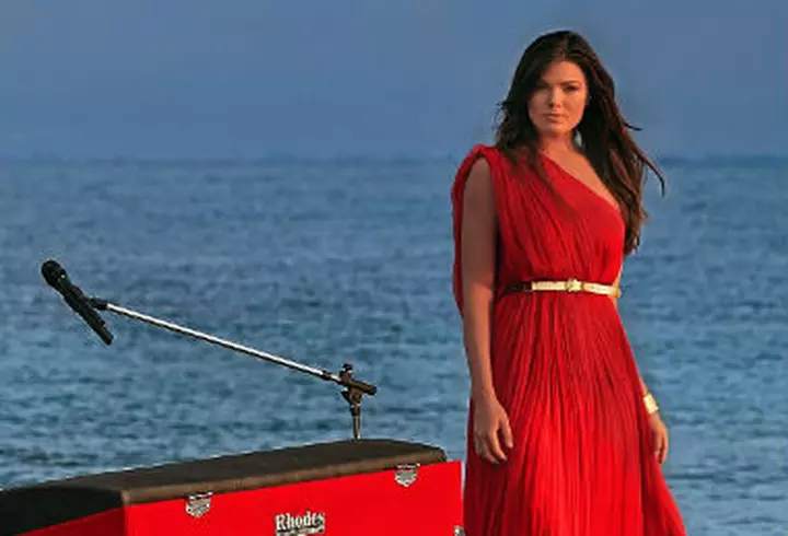 Andreea Marin Banica, intr-o rochie neagra la un eveniment roz