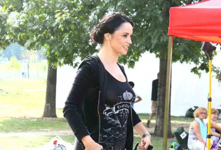 Andreea Marin Banica, intr-o rochie neagra la un eveniment roz