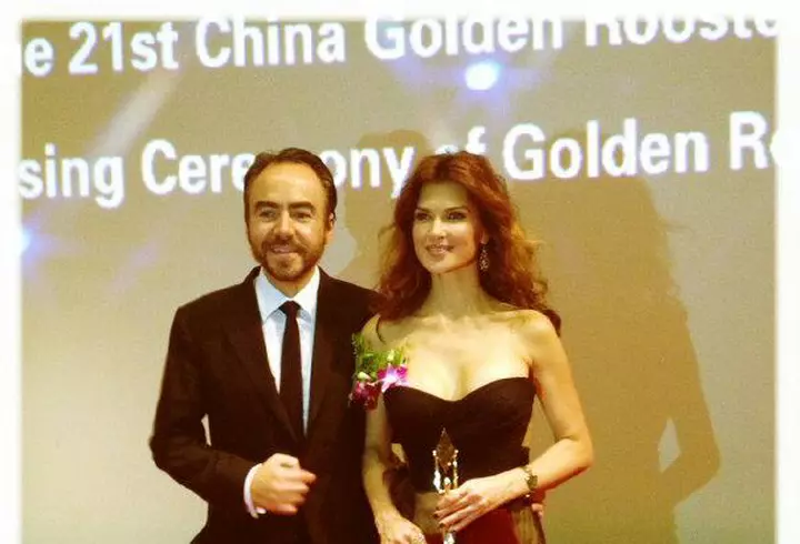 Andreea Marin Banica, intr-o rochie neagra la un eveniment roz